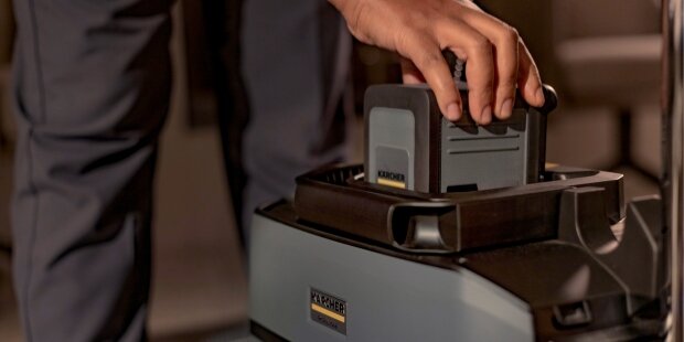 Battery-powered dry vacuum cleaners