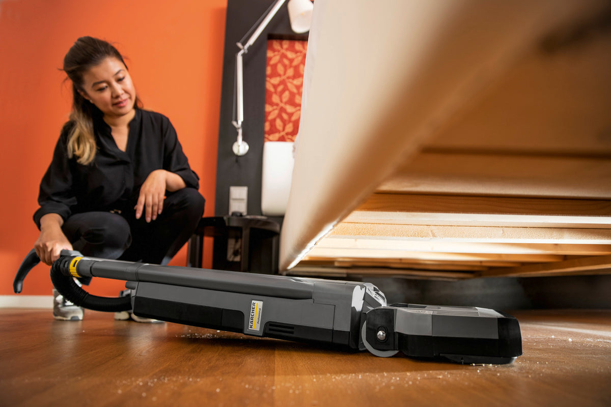 Battery powered upright brush type vacuum cleaner CV 30/2 Bp